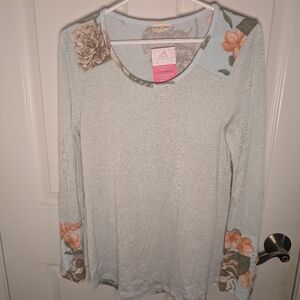 Lovely Melody Shirt Women’s Size M Long Sleeve Lightweight Round Neck Boutique
